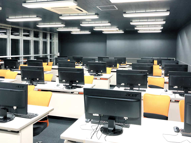 【システムラボ】最新PCが導入されるプログラミング実習室。IT資格の試験会場としても使用される。