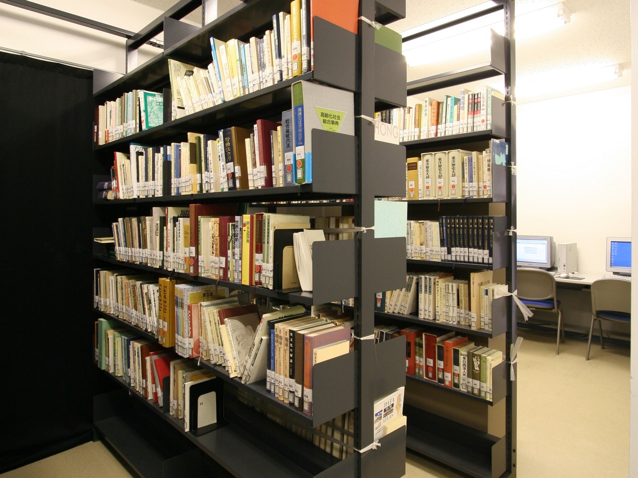 図書室：語学はもちろん特にアジアの専門書を多く集めた図書室。京外専の学生は京都外大の付属図書館も利用できます。