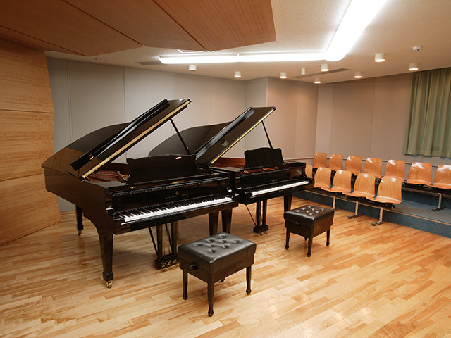 [コンサート・プラクティス・ルーム]木目をベースにした広がりのあるスペースにスタインウェイB211、YAMAHA C7の2台のピアノを設置しています。