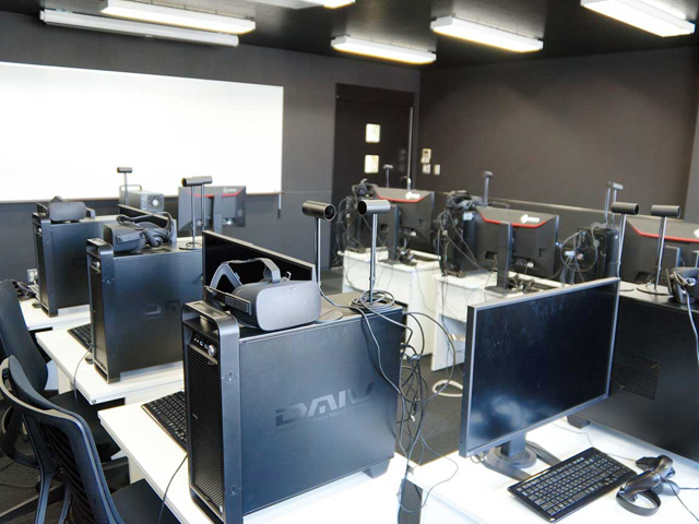 【VRラボ】VRゲーム制作の実習室。VR専用機材のHTC VIVEやOculus Quest等が揃う。