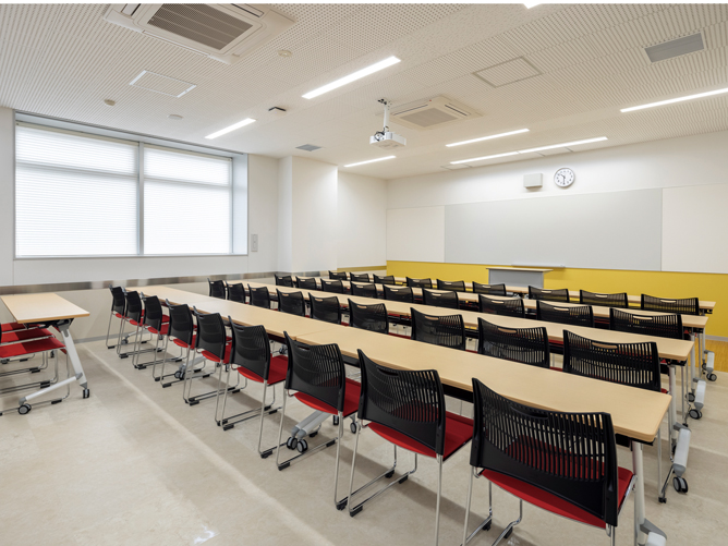 教室。座学授業など、リゾスポはクラス制！ 仲間と共に勉強するアットホームな空間です。