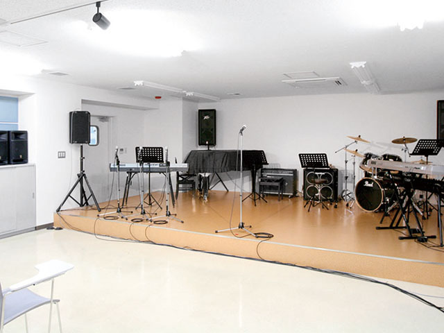 [ヴォーカルライブルーム]ステージ、簡易照明設備を持ち、バンド演奏、ヴォーカルアンサンブル、レコーディングなどに対応した楽器・音響設備が整っています。