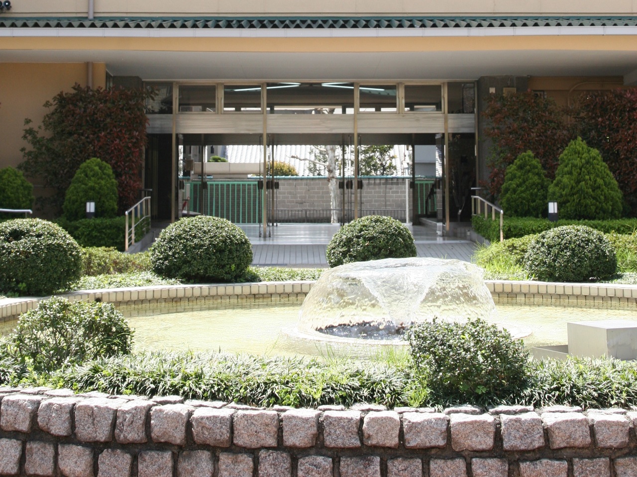 中庭噴水：キャンパスは中庭を囲むように校舎が配置され、中央には噴水があります。噴水は京外専のシンボル的存在となっています。