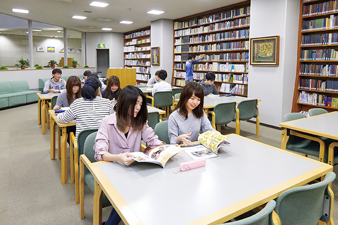図書室：本格的な専門書が豊富に揃っており、授業の疑問点を調べるときや自習をしたいときなど、自由に利用できます。