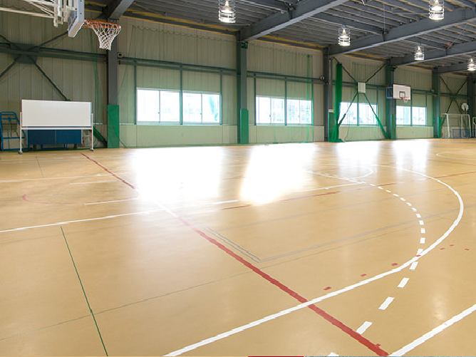 【ハイテクアリーナ】バスケットボール、テニス、フットサル、バレーボールなどができ、授業やクラブ活動に活用しています。