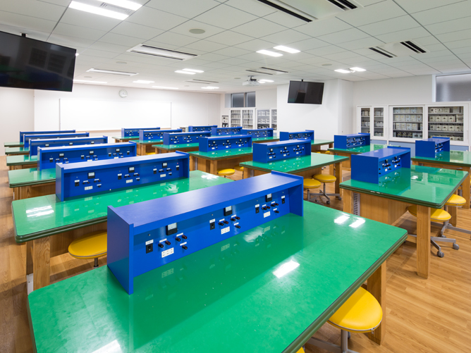高輝度LEDライトが設備された電子実習台、本校独自の設計となっています。