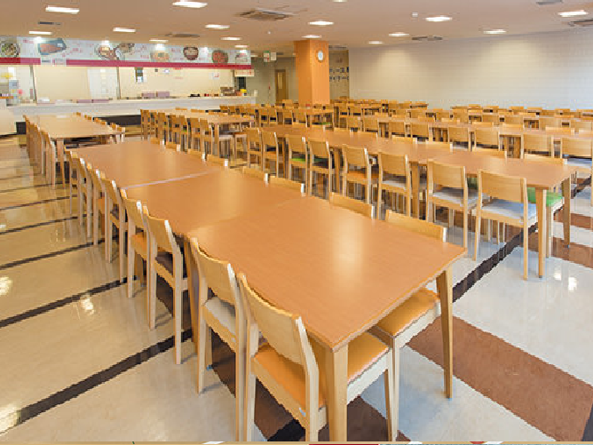 【JikeiレストランMEGUMINO】330席ある広々とした空間で、多彩なメニューが用意されています。 学割もあり、リーズナブルな料金でボリュームある学食を堪能できます。