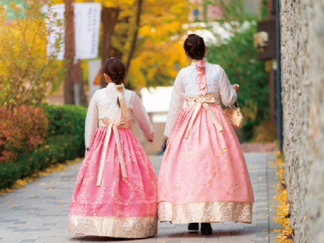 韓国の伝統的な衣装に着替えてお散歩